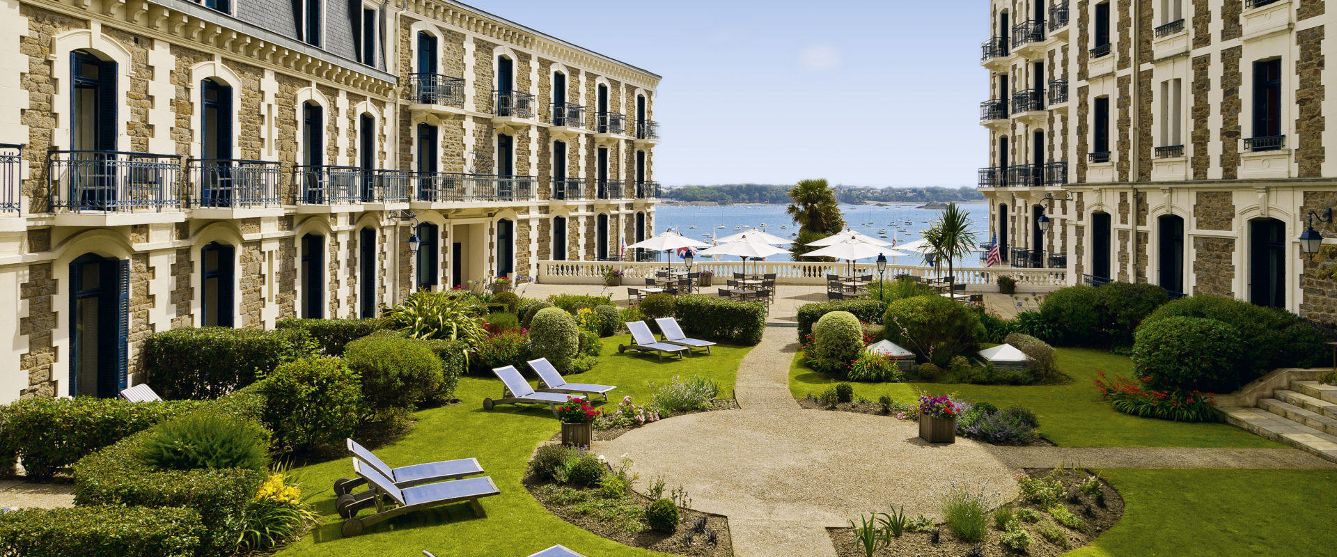 Central garden with sea view